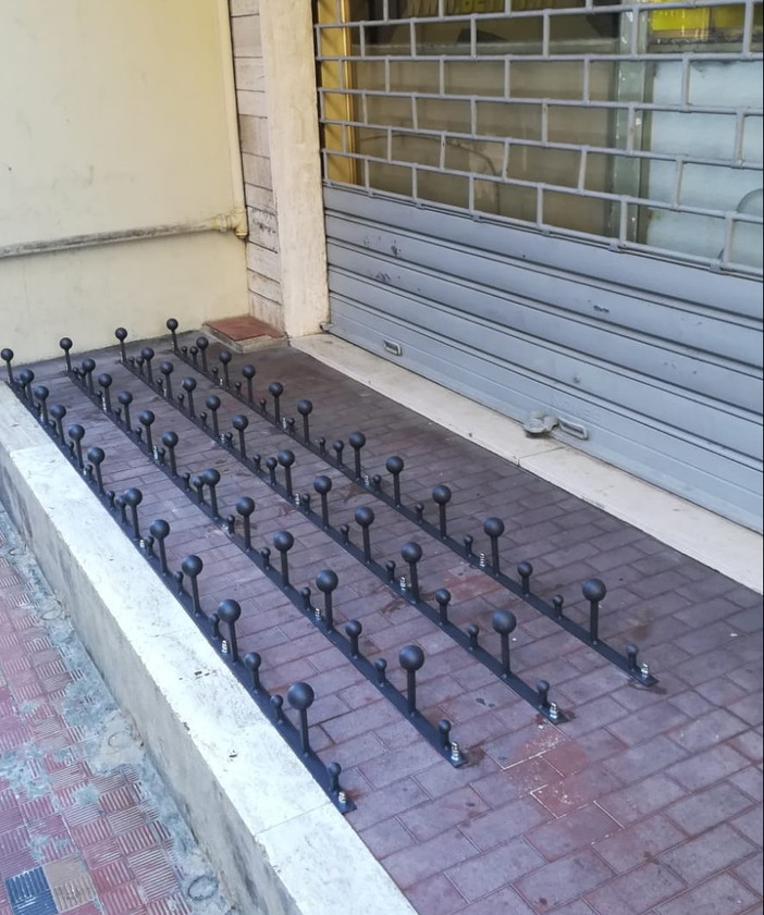 Ventimiglia: la denuncia di Rete Sanremo Solidale "Tappeti per fachiri' per non far dormire i migranti (Foto)