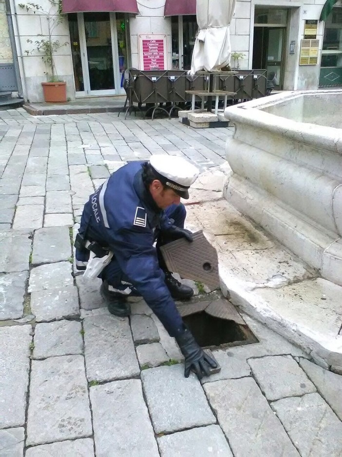Sanremo: si rompe tombino in piazza Eroi e si crea pericoloso buco, interviene la Polizia Locale Sanremo: si rompe tombino in piazza Eroi e si crea pericoloso buco, interviene la Polizia Locale