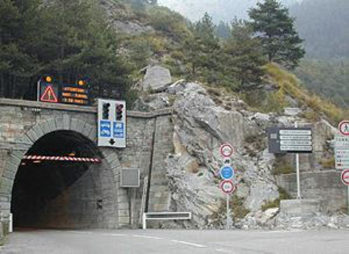 Tunnel di Tenda chiuso per un incidente sul versante francese della Val Roya Tunnel di Tenda chiuso per un incidente sul versante francese della Val Roya