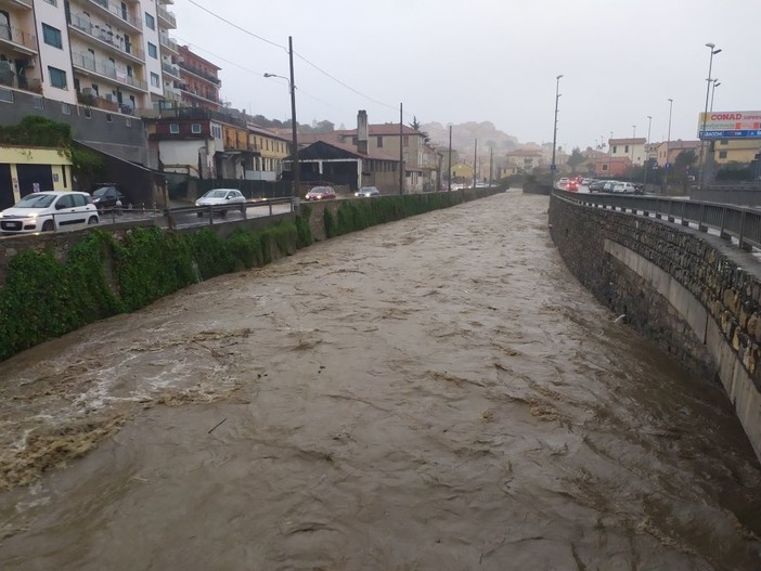 Allerta rossa: continua a piovere sull'imperiese, il torrente Impero raggiunge il primo livello di guardia (foto e video) Allerta rossa: continua a piovere sull'imperiese, il torrente Impero raggiunge il primo livello di guardia (foto e video)