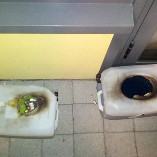 Taggia: taniche di benzina e diavolina davanti al bar del polo commerciale, un avvertimento? Taggia: taniche di benzina e diavolina davanti al bar del polo commerciale, un avvertimento?