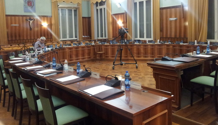 Gian Maria Tinelli da solo nell'aula consigliare