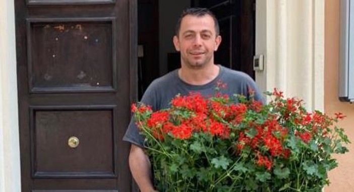 Oltre 400 gerani regalati alle famiglie di Triora e delle sue frazioni: il Comune invita ad un maggior senso civico Oltre 400 gerani regalati alle famiglie di Triora e delle sue frazioni: il Comune invita ad un maggior senso civico