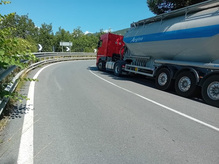 Pornassio, sostegno al sindaco: "Ha fatto la cosa giusta, la statale 28 non è sicura per i TIR"