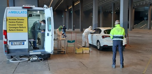 Coronavirus: al via i test drive-through direttamente dall’auto alla fiera del mare di Genova Coronavirus: al via i test drive-through direttamente dall’auto alla fiera del mare di Genova