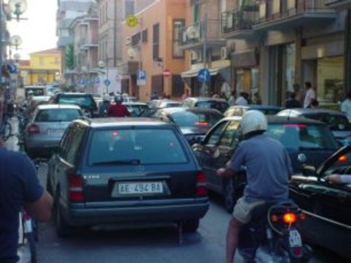 Sanremo: code e traffico caotico in città, Pasquino è d'accordo con Lidia C.