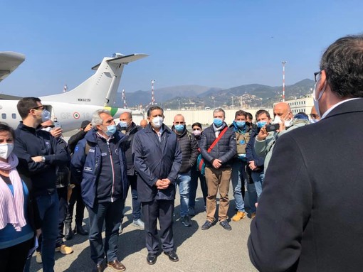 Coronoavirus: task force 'Infermieri per Covid’ atterrati all’aeroporto Cristoforo Colombo di Genova (Foto e Video)