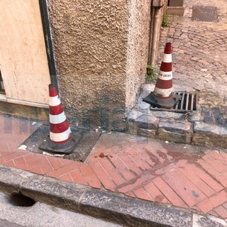 Imperia, passano le settimane e ancora il Comune non sostituisce i tombini in via Amendola, l'ira di residenti e negozianti: "A rischio la sicurezza di tutti" (foto)