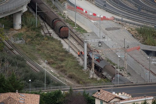 Foto del treno deragliato scattata da Rosario La Spisa (Facebook)