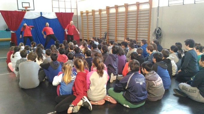 A Pieve di Teco e Pontedassio a scuola si impara l'inglese recitando