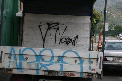 Imperia: raid dei "writers" e teppisti a Barcheto, scritte sui muri e numerosi danni a vetture e box auto Imperia: raid dei "writers" e teppisti a Barcheto, scritte sui muri e numerosi danni a vetture e box auto