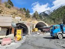 Il traforo eterno: trent’anni di promesse, dodici di cantiere e oggi si inaugura… un semaforo