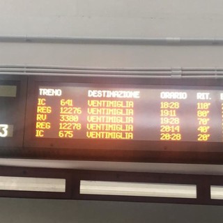 Si sdraia sui binari alla stazione di Albenga: treni in ritardo nel Ponente Si sdraia sui binari alla stazione di Albenga: treni in ritardo nel Ponente