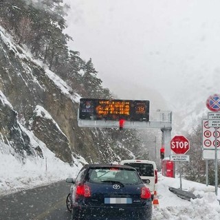 Disgaggio preventivo di valanghe sul versante francese: chiude il traforo del Tenda Disgaggio preventivo di valanghe sul versante francese: chiude il traforo del Tenda
