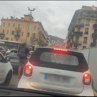 A Nizza torna l’incubo dei 'Vol à la Portière', imperiese sventa un furto fermo ad un semaforo in pieno centro A Nizza torna l’incubo dei 'Vol à la Portière', imperiese sventa un furto fermo ad un semaforo in pieno centro