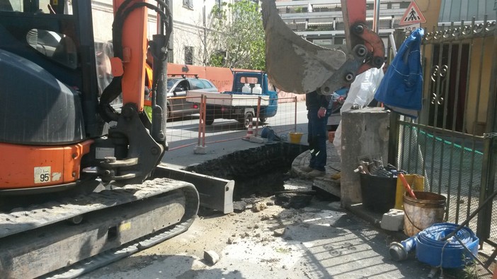 Imperia: guasto ad una tubazione in via Nazionale, operai Amat al lavoro ma sono previsti disagi agli utenti