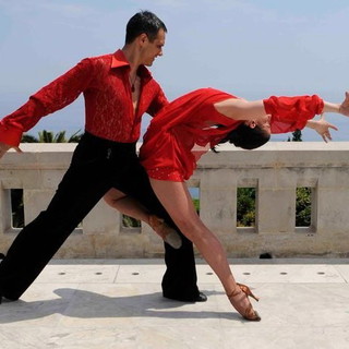 Stasera al Corallina del Royal Hotel ritmi sudamericani con  Tony Arceri e Alexia Bonino