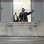 Sanremo, Tommaso Paradiso saluta i fan dal balcone: “I romantici hanno il cuore sulla giacca” (Video)