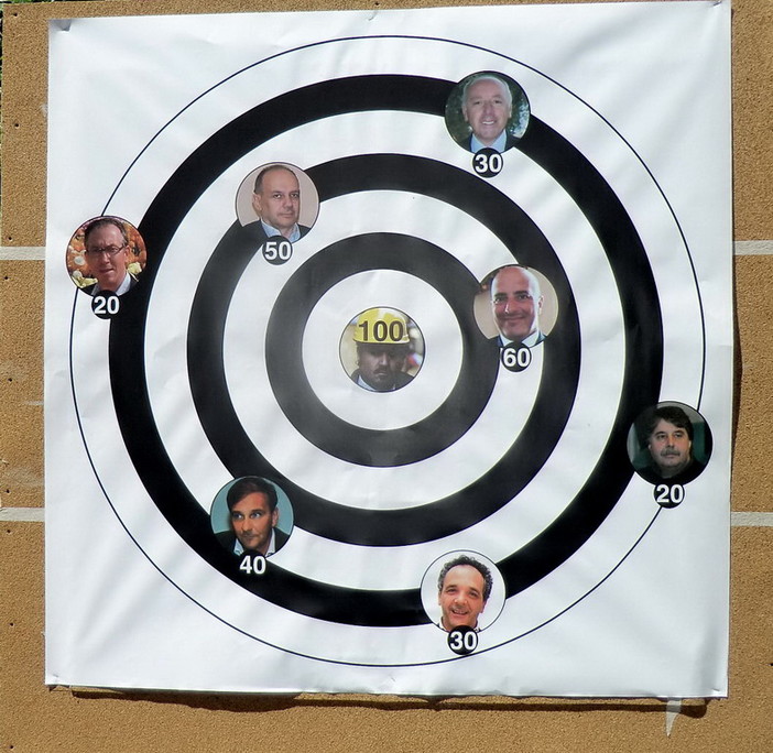 Sanremo: politici 'presi di mira' in un tiro al bersaglio in pieno centro città