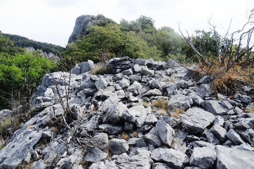 Pigna, scoperta grande tomba preistorica: apparteneva a un personaggio importante Pigna, scoperta grande tomba preistorica: apparteneva a un personaggio importante