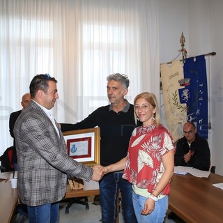 Triora ricorda Cristian di Ca' Mea consegnando una targa ai figli e gli dedica la festa di 'Fungo nel Borgo 2019'