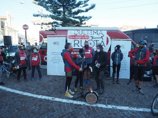 I problemi dei lavoratori dello spettacolo e di chi vive di musica nella mail del nostro lettore Simone Giacon I problemi dei lavoratori dello spettacolo e di chi vive di musica nella mail del nostro lettore Simone Giacon