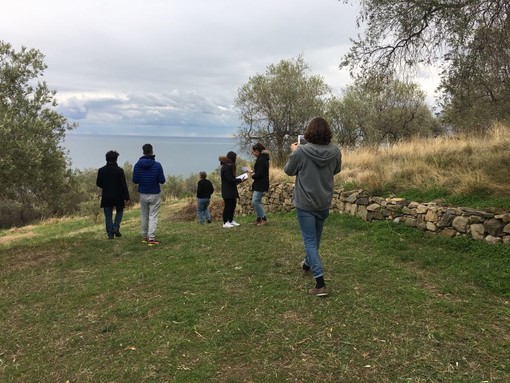 Imperia: il 'Giardino dei giusti', l'idea degli studenti del liceo 'Vieusseux' per l'Uliveto della Pace di Poggi (Foto) Imperia: il 'Giardino dei giusti', l'idea degli studenti del liceo 'Vieusseux' per l'Uliveto della Pace di Poggi (Foto)