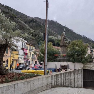 A Badalucco rinasce l'aiuola del monumento ai Caduti, Orengo "Con il nuovo ulivo, un segno di speranza per la comunità"