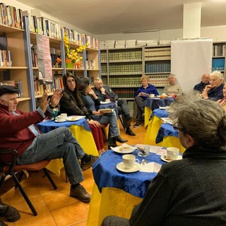 Un 'Tea con l'Autore' a San Bartolomeo al Mare: grande partecipazione per il primo appuntamento
