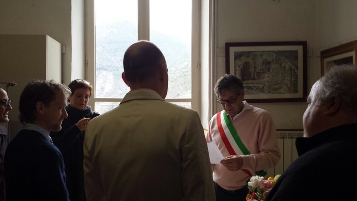 Montalto: con la prima unione civile di questo borgo si chiude l'era del sindaco Bianchi. Da domani ufficiale la fusione con Carpasio Montalto: con la prima unione civile di questo borgo si chiude l'era del sindaco Bianchi. Da domani ufficiale la fusione con Carpasio