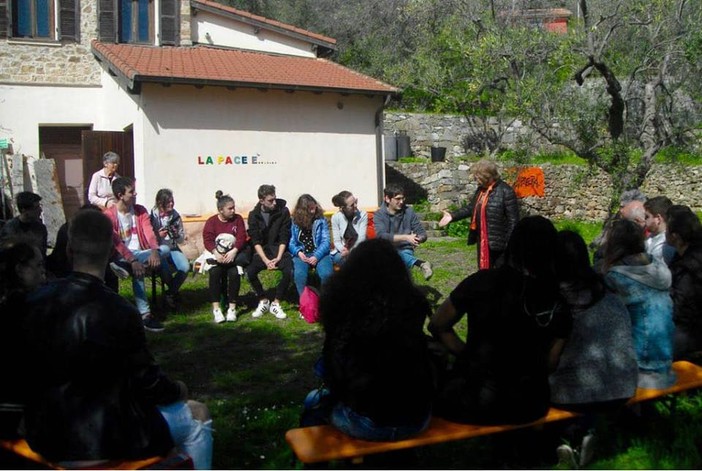 Imperia: all'uliveto sperimentale, i ragazzi del Vieusseux hanno incontrato gli studenti del C.I.F. di Genova Imperia: all'uliveto sperimentale, i ragazzi del Vieusseux hanno incontrato gli studenti del C.I.F. di Genova