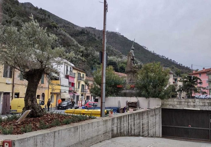A Badalucco rinasce l'aiuola del monumento ai Caduti, Orengo "Con il nuovo ulivo, un segno di speranza per la comunità" A Badalucco rinasce l'aiuola del monumento ai Caduti, Orengo "Con il nuovo ulivo, un segno di speranza per la comunità"