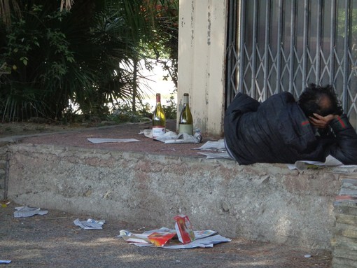 Ventimiglia: ubriaco accampato sotto il 'bureau du tourisme italien', la segnalazione con foto di un residente