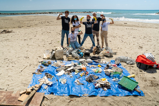 A Santo Stefano al Mare pulizia spiagge green e social, al lavoro anche il famoso Tik Toker Pietro Morello