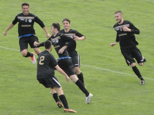 Calcio: le #foto della partita tra Unione Sanremo e Real Valdivara, negli scatti dei tifosi