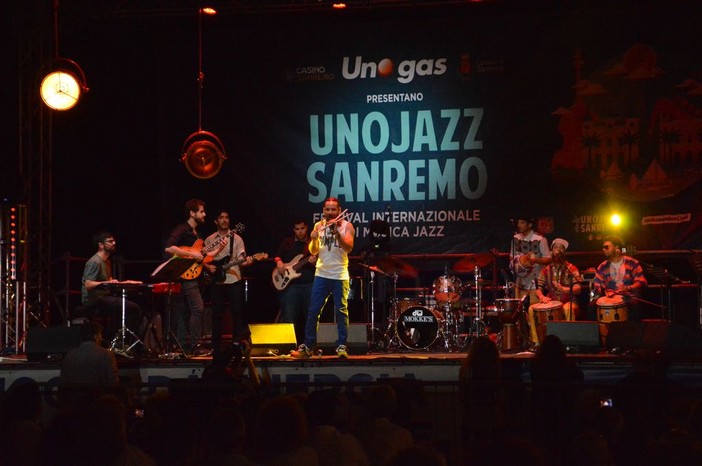 UnoJazz Sanremo 2018: il folklore portoricano di Henry Cole e Villa Locura ha invaso Pian di Nave, premio alla carriera a Daniel Humair (Foto e Video) UnoJazz Sanremo 2018: il folklore portoricano di Henry Cole e Villa Locura ha invaso Pian di Nave, premio alla carriera a Daniel Humair (Foto e Video)