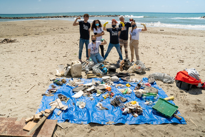 A Santo Stefano al Mare pulizia spiagge green e social, al lavoro anche il famoso Tik Toker Pietro Morello