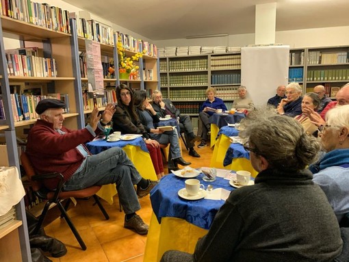 Un 'Tea con l'Autore' a San Bartolomeo al Mare: grande partecipazione per il primo appuntamento Un 'Tea con l'Autore' a San Bartolomeo al Mare: grande partecipazione per il primo appuntamento