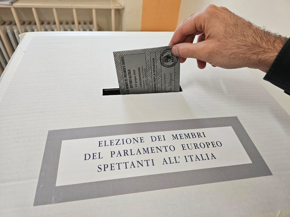 Bordighera, fotografa la scheda elettorale col cellulare nel seggio: la Polizia denuncia l'elettore
