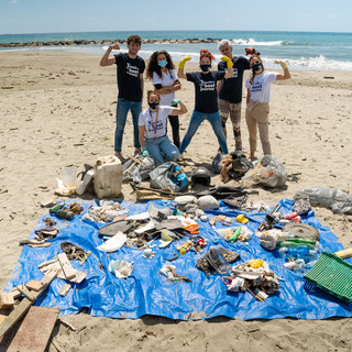 A Santo Stefano al Mare pulizia spiagge green e social, al lavoro anche il famoso Tik Toker Pietro Morello