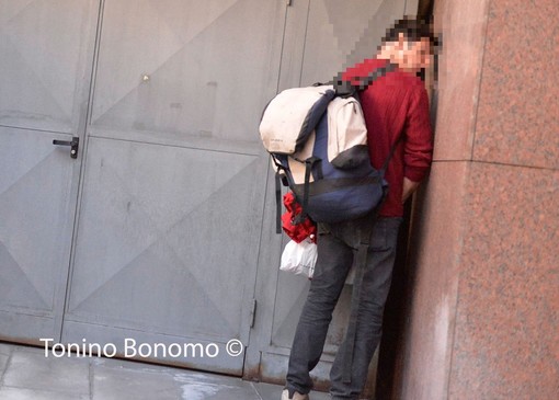 Sanremo: gesto incivile di un mendicante che urina davanti al Palafiori