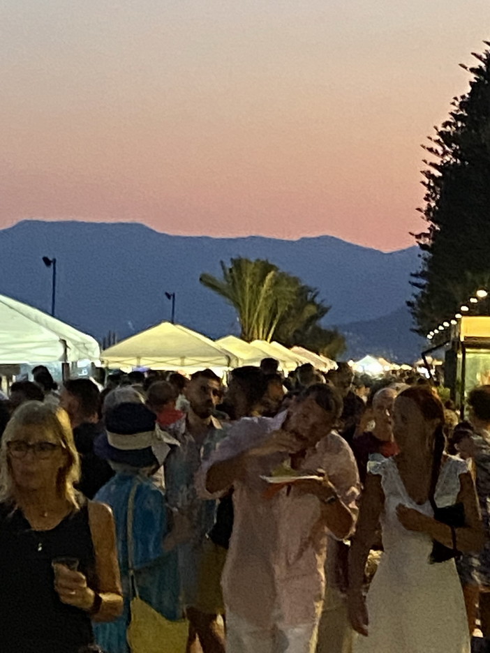 Successo ieri sera per l'avvio della nona edizione di 'Bordighera un Mare di Sapori' Successo ieri sera per l'avvio della nona edizione di 'Bordighera un Mare di Sapori'