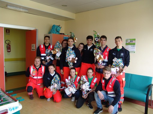 Pasqua 2017: i militi della Croce Bianca di Imperia donano uova di cioccolato ai bambini della Pediatria
