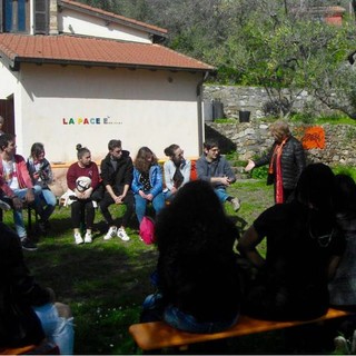 Imperia: all'uliveto sperimentale, i ragazzi del Vieusseux hanno incontrato gli studenti del C.I.F. di Genova Imperia: all'uliveto sperimentale, i ragazzi del Vieusseux hanno incontrato gli studenti del C.I.F. di Genova
