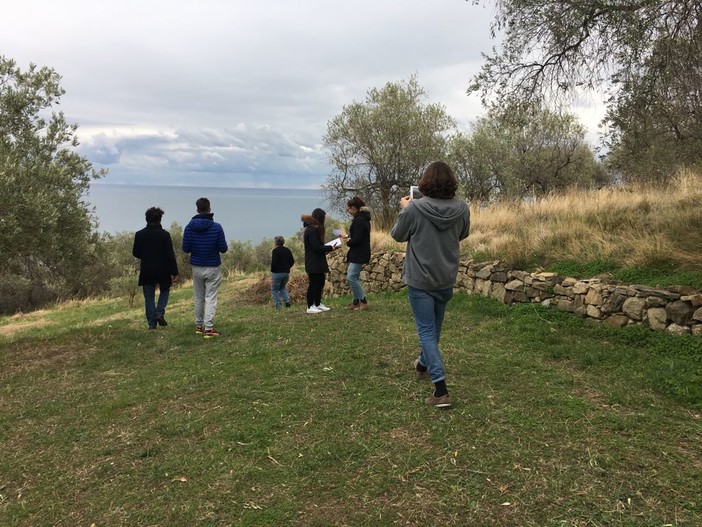 Imperia: il 'Giardino dei giusti', l'idea degli studenti del liceo 'Vieusseux' per l'Uliveto della Pace di Poggi (Foto) Imperia: il 'Giardino dei giusti', l'idea degli studenti del liceo 'Vieusseux' per l'Uliveto della Pace di Poggi (Foto)