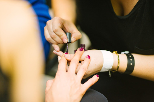 Nail art su gel: come scegliere decorazioni semplici, brillanti o effetto texture senza compromettere la tenuta Nail art su gel: come scegliere decorazioni semplici, brillanti o effetto texture senza compromettere la tenuta