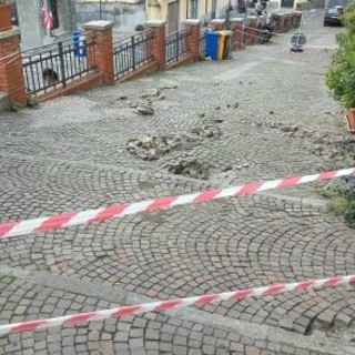 Imperia: la pioggia rovina la pavimentazione, divieto di transito ai pedoni in via Mazzini Imperia: la pioggia rovina la pavimentazione, divieto di transito ai pedoni in via Mazzini