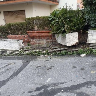 Sanremo: auto impazzita in Corso Inglesi, il conducente ha divelto un vaso di fiori e abbandonato il mezzo, la segnalazione di un nostro lettore