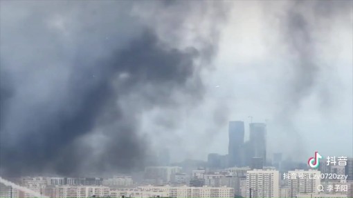 Mosca, il video svela il mistero: la raffineria colpita (anche) da un missile russo Mosca, il video svela il mistero: la raffineria colpita (anche) da un missile russo