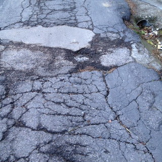 Diano Marina: asfalto in via Monade, lettrice "E' un problema che esiste da almeno un decennio"